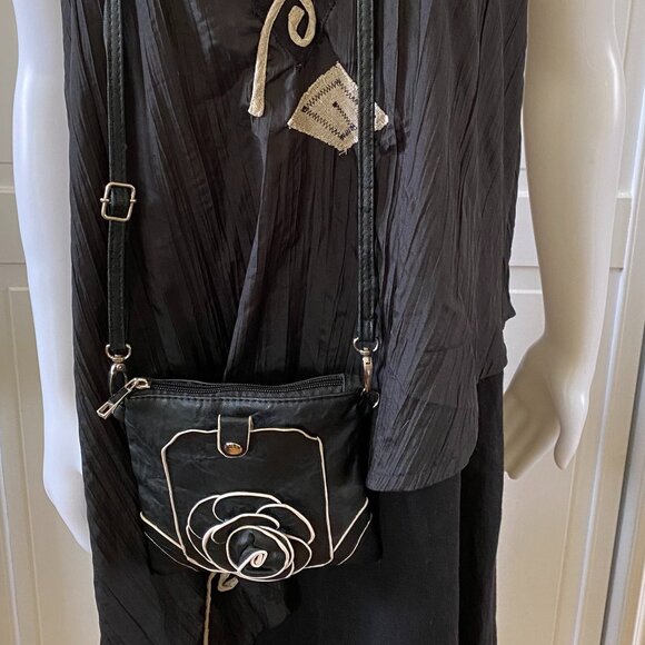 Black Leather Shoulder Bag /Cross-Body Bag With a Large Flower design - Picture 2 of 9